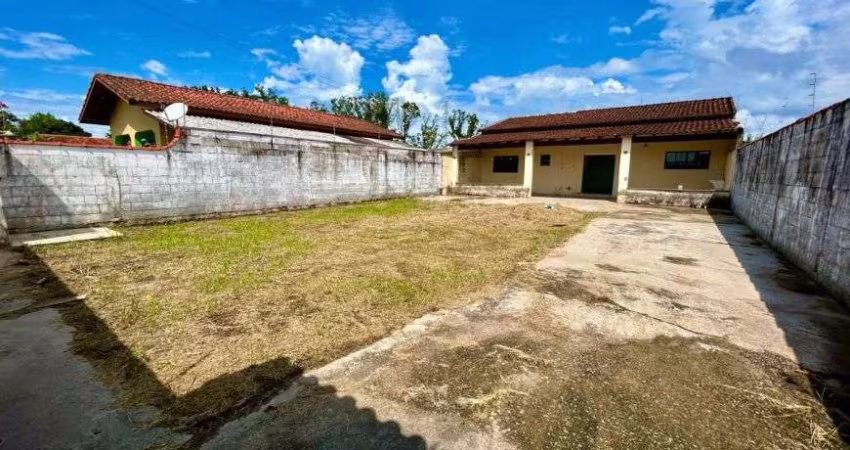 Casa à 30m da rodovia com espaço para piscina em Peruíbe.