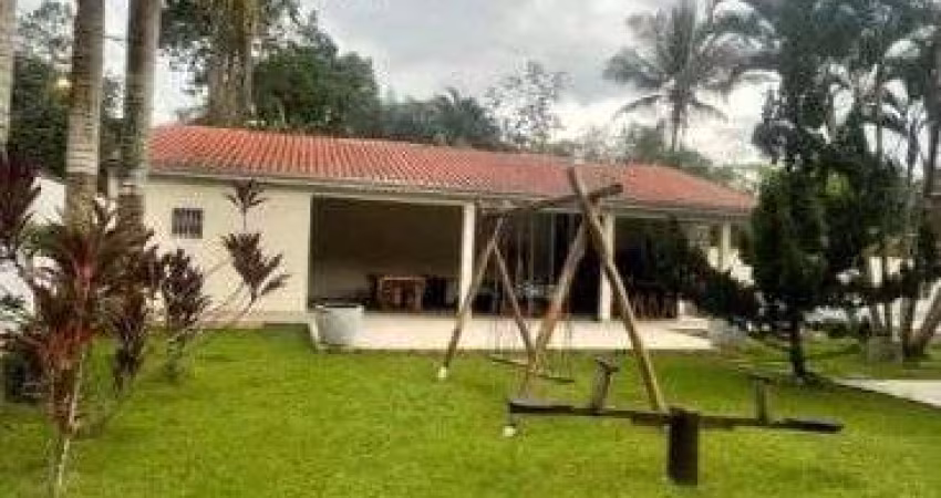 Chácara com 4 quartos, piscina, churrasqueira e jardim em Itanhaém.
