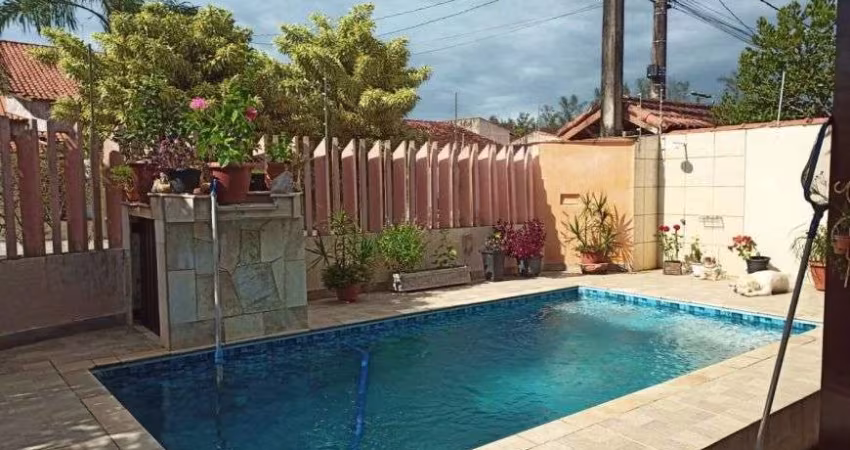 Casa com piscina, 3 quartos e área gourmet com churrasqueira em Itanhaém.