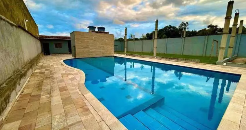 Chácara com 4 quartos, piscina e área gourmet com churrasqueira em Itanhaém.