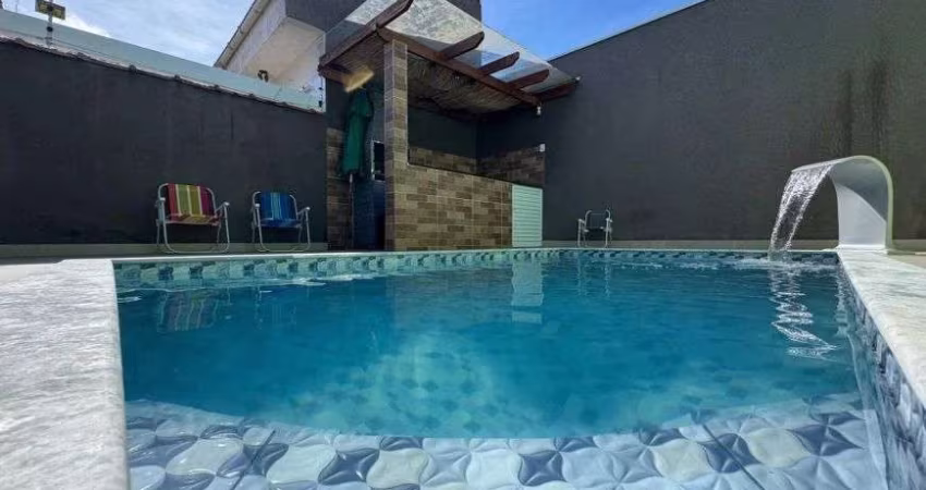 Casa na praia com piscina, 2 quartos e área gourmet com churrasquera em Peruíbe.