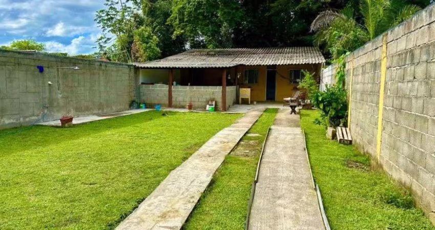 Casa com espaço para piscina e jardim em Peruíbe.