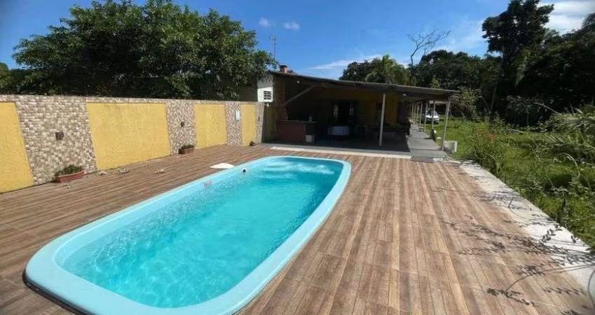Chácara com 3 quartos, piscina e área gourmet com churrasqueira em Itanhaém.