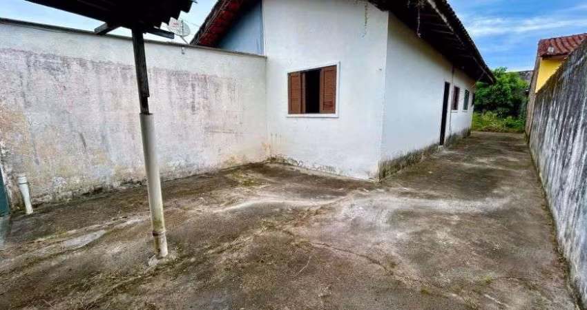 Casa com jardim e espaço para piscina em Itanhaém.