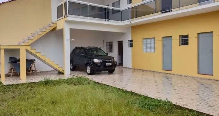 Casa com 6 kitnets e área gourmet com churrasqueira em Itanhaém.