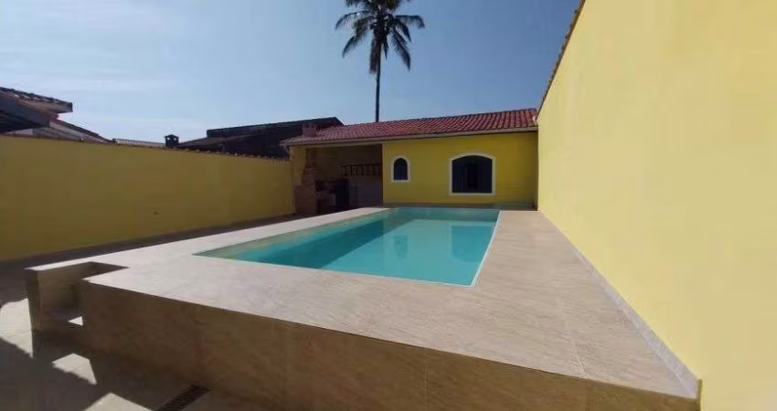 Casa com 2 quartos, piscina e área gourmet com churrasqueira em Itanhaém.