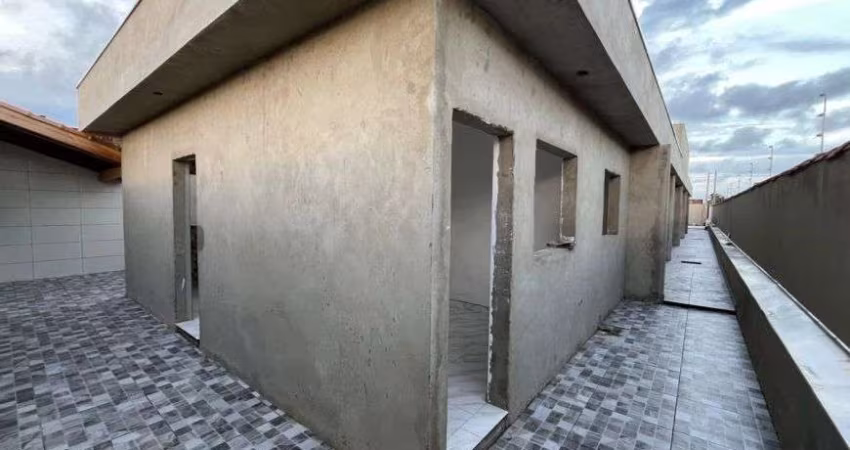 Casa em condomínio com piscina e 2 quartos em Itanhaém.