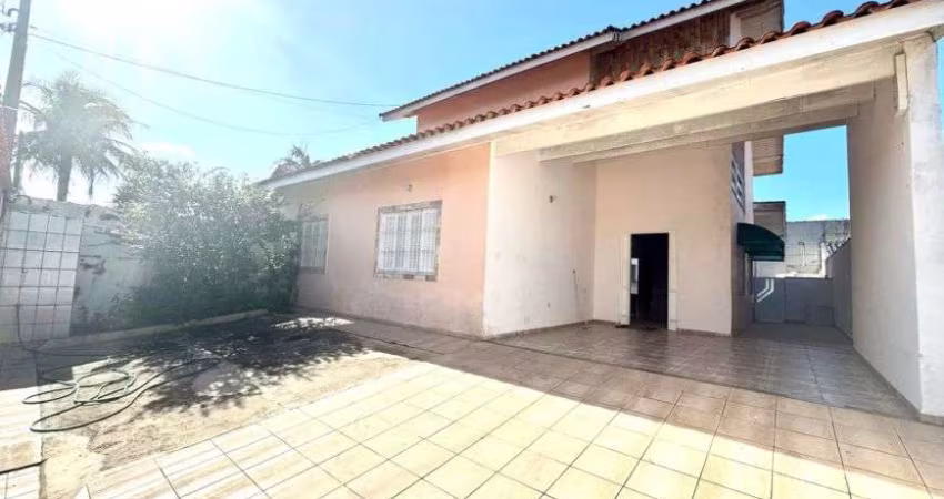 Casa à 50m do mar com 3 quartos, piscina e área gourmet em Peruíbe.