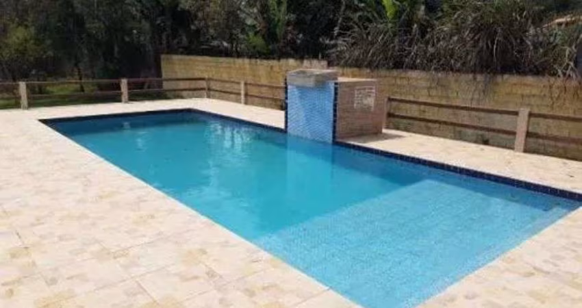 Chácara com piscina, 4 quartos e churrasqueira em Itanhaém.