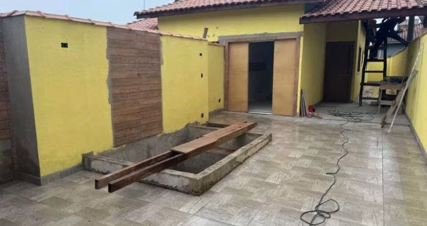 Casa com 2 quartos e piscina em Itanhaém.