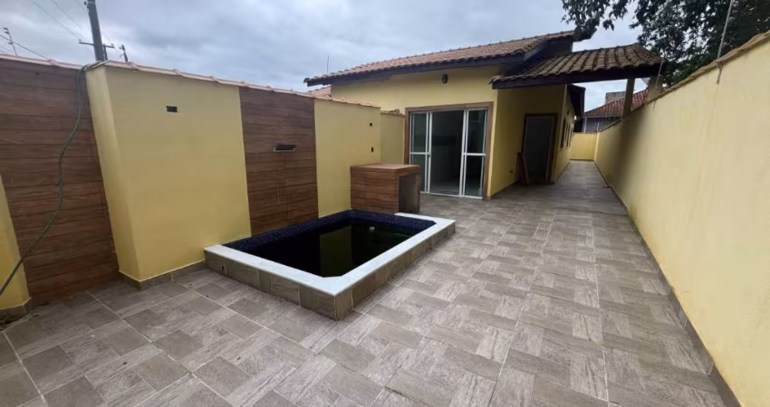 Casa com 2 quartos e piscina em Itanhaém.