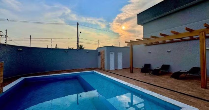 Casa em condomínio com 2 quartos e piscina em Itanhaém.