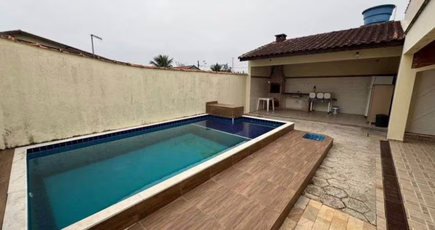 Casa com 3 quartos, piscina e área gourmet com churrasqueira em Itanhaém.