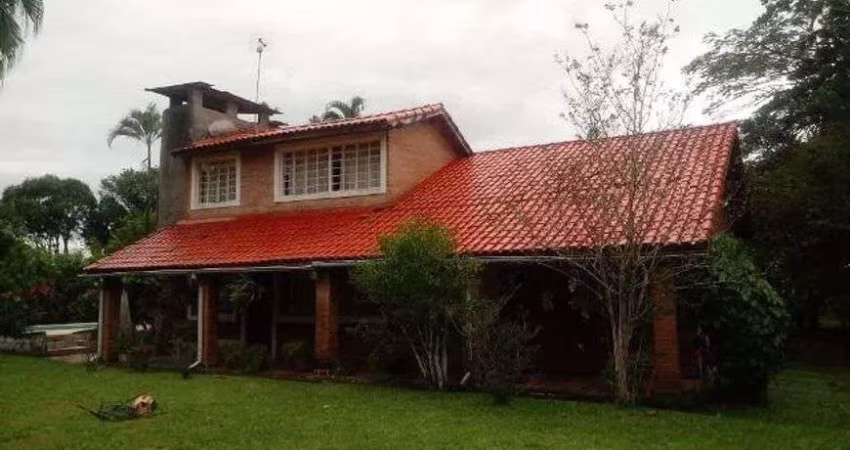 Chácara com 3 quartos, piscina e churrasqueira em Itariri.