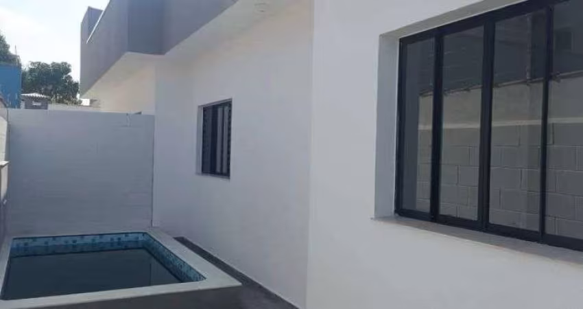 Casa em condomínio com 2 quartos, piscina e churrasqueira em Itanhaém.