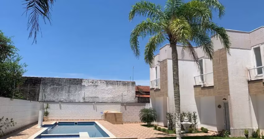 Casa em condomínio com piscina e 2 quartos em Itanhaém.