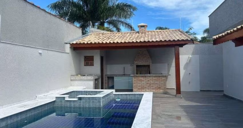 Casa na praia com piscina e 3 quartos em Itanhaém.