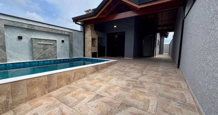 Casa na praia com piscina, 2 quartos e área gourmet em Peruíbe.
