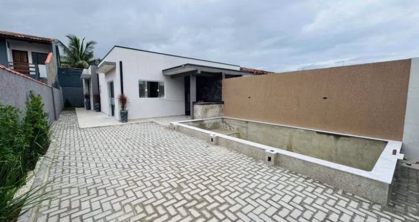Casa na praia com piscina, 2 quartos e área gourmet em Itanhaém.