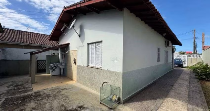 Casa na praia com 3 quartos e jardim em Peruíbe.
