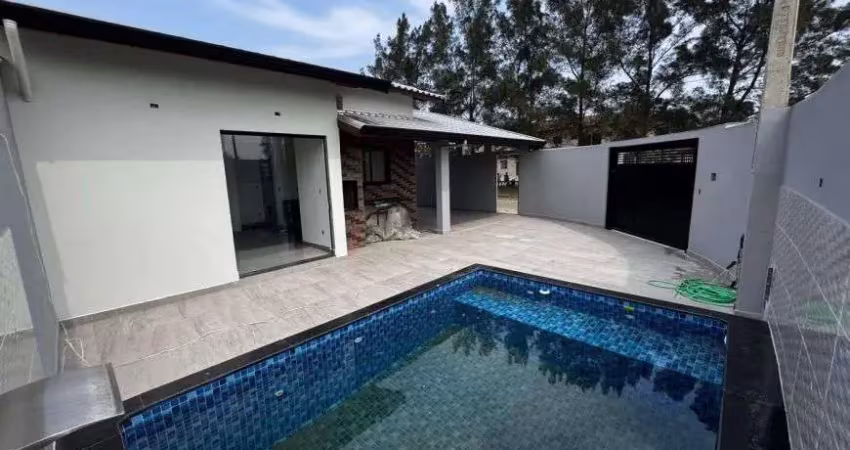 Casa à 50m do mar com piscina, 2 quartos e área gourmet em itanhaém.