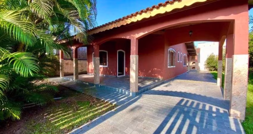 Casa com 2 quartos, edícula e área gourmet com churrasqueira em Itanhaém.
