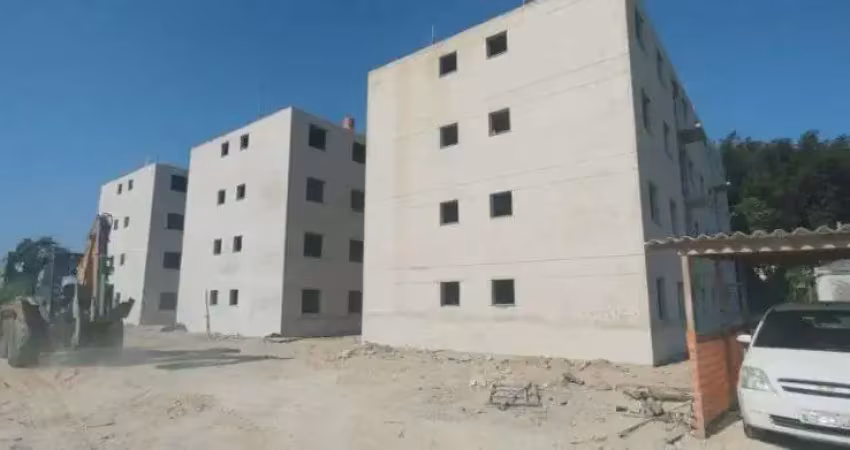 Apartamento com 2 quartos e piscina em Mongaguá.