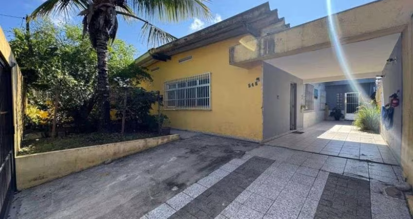 Casa na praia com 2 quartos, edícula e jardim em Peruíbe.