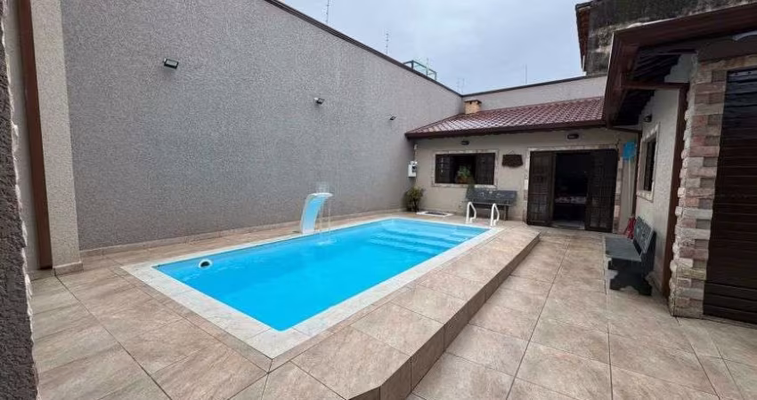 Casa na praia com 5 quartos, piscina, área gourmet com churrasqueira e academia em Peruíbe.