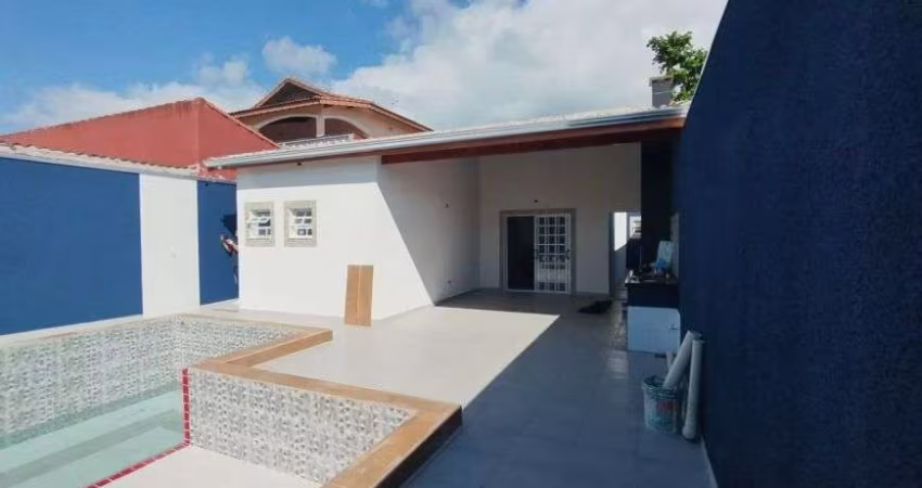 Casa com 3 quartos, piscina e área gourmet em Itanhaém.