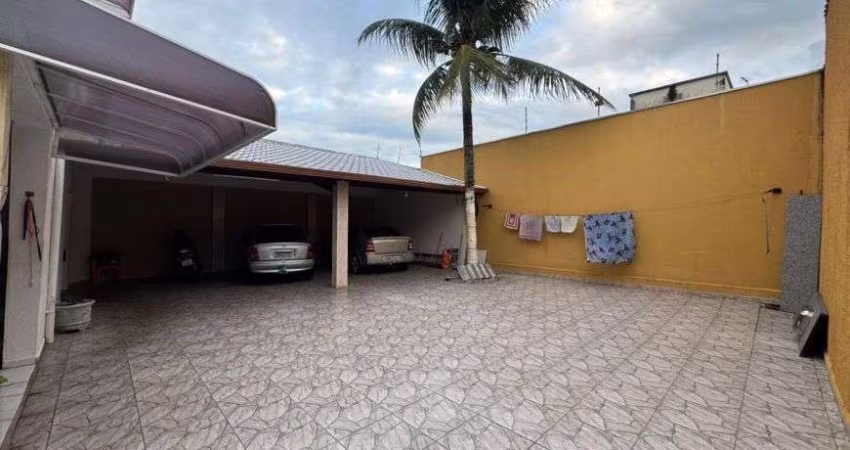 Casa com 3 quartos e espaço para piscina em Peruíbe.