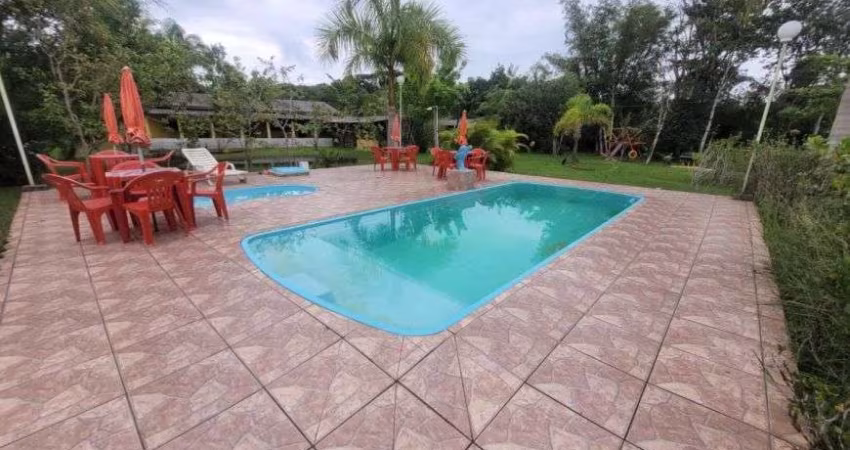 Chácara com piscina, 5 quartos e área gourmet com churrasqueira em Itanhaém.