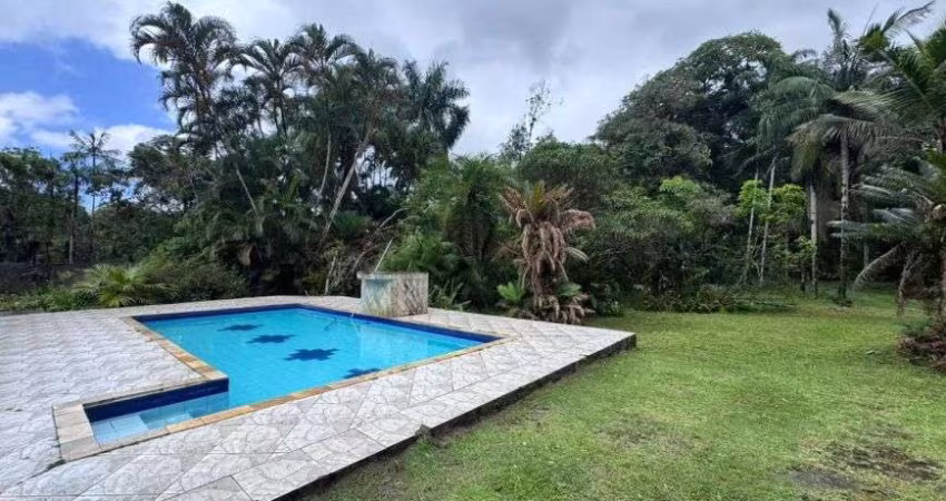 Casa com 3 quartos, piscina e área gourmet com churrasqueira em Itanhaém.