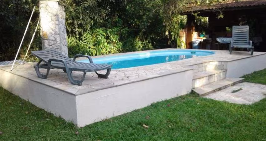 Chácara com 3 quartos, piscina e churrasqueira em Peruíbe.