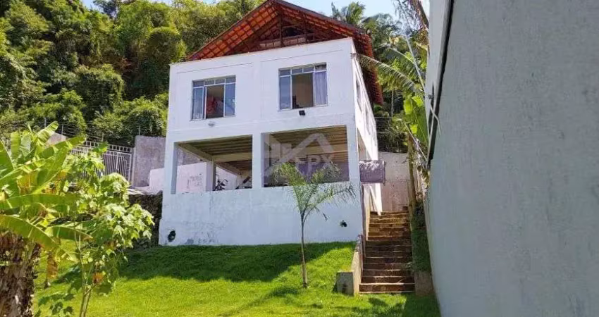 Casa com 3 quartos, espaço para piscina e jardim em Itanhaém.