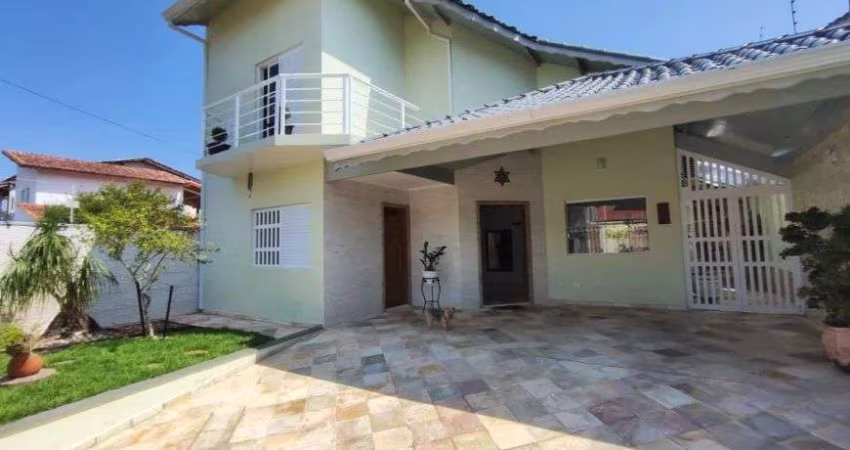 Casa com 3 quartos, área gourmet e jardim em Peruíbe.