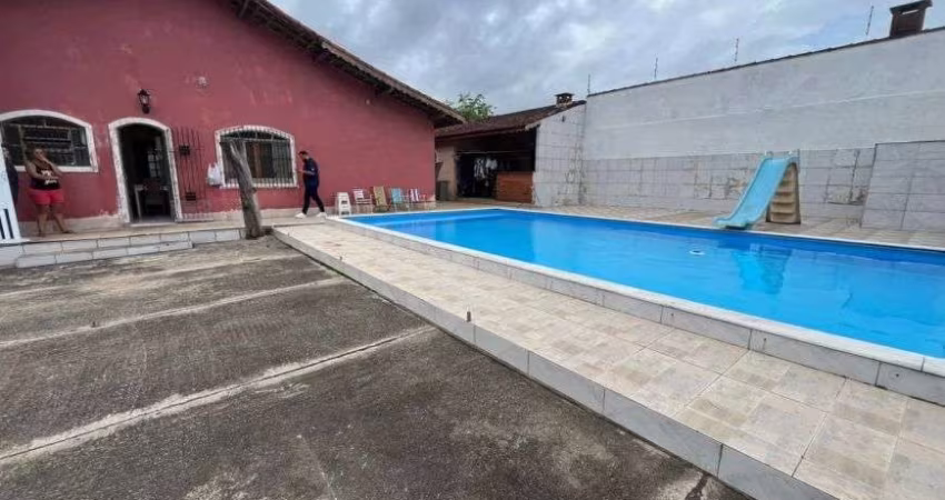Casa à 150m do mar com 3 quartos e piscina em Peruíbe.