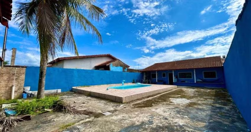 Casa com 2 quartos, piscina e área gourmet com churrasqueira em Peruíbe.