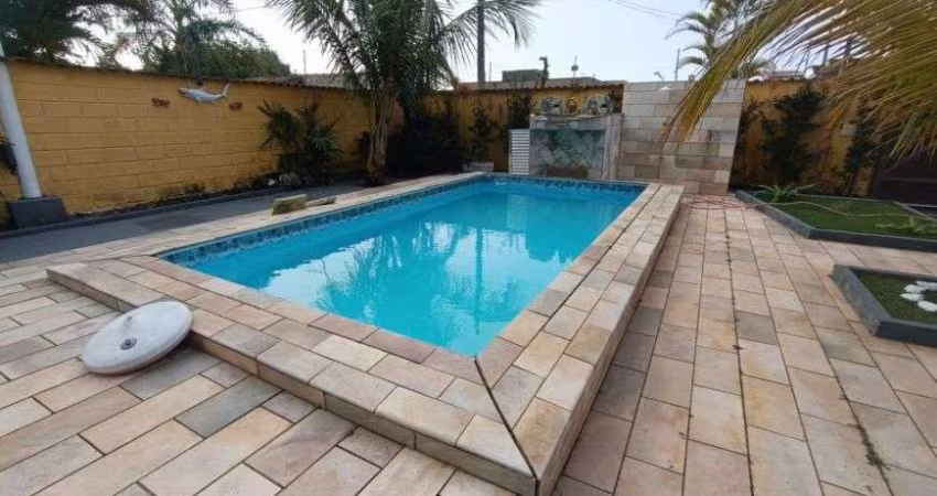 Casa com piscina e 8 quartos em Itanhaém.