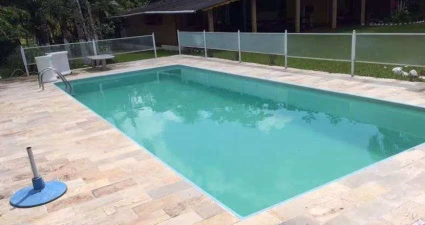 Chácara com 5 quartos, piscina, jardim e churrasqueira em Itanhaém.