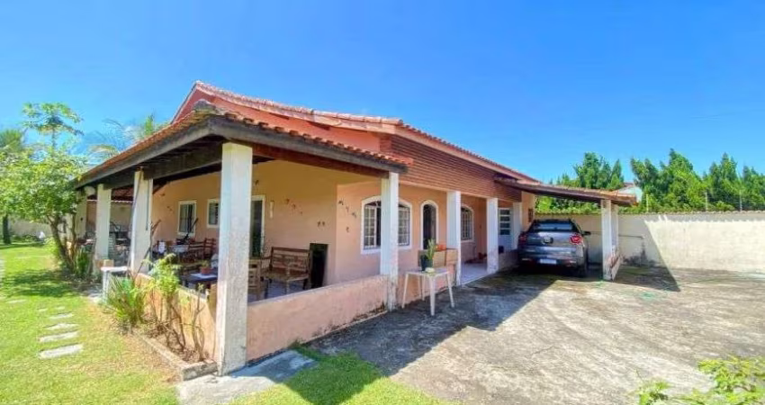 Casa na praia com 6 quartos, piscina, churrasqueira e jardim em Itanhaém.