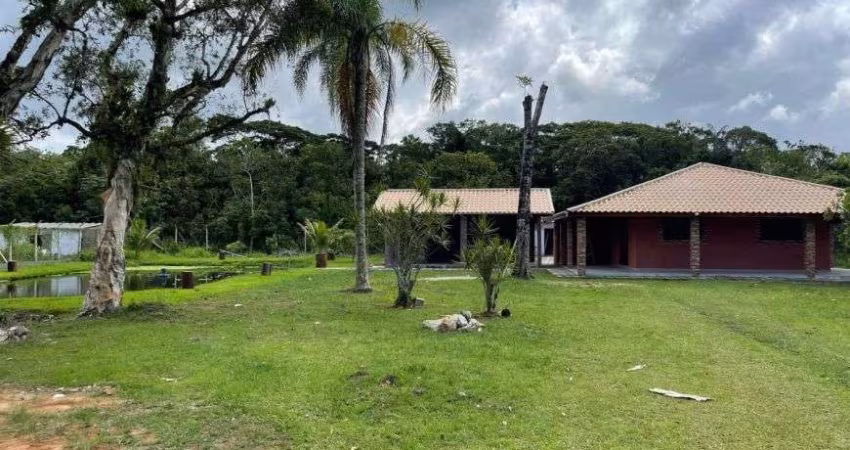 Chácara com 2 quartos, lago e área gourmet com churrasqueira em Itanhaém.