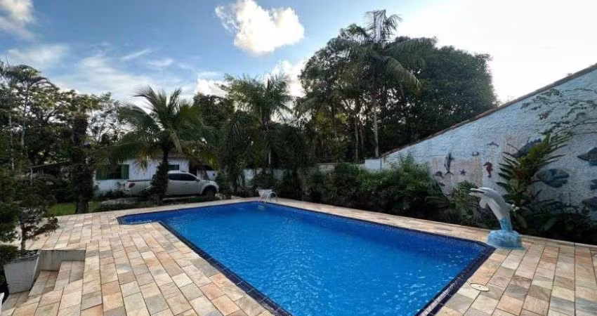 Chácara com piscina, 4 quartos e churrasqueira em Itanhaém.