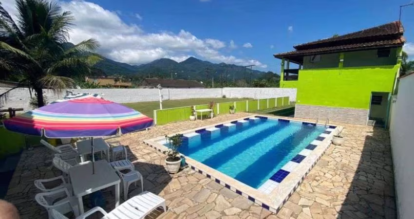 Chácara com 2 quartos, piscina e área gourmet com churrasqueira em Peruíbe.