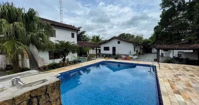 Chácara com 5 quartos, piscina, área gourmet e lago em Itanhaém.