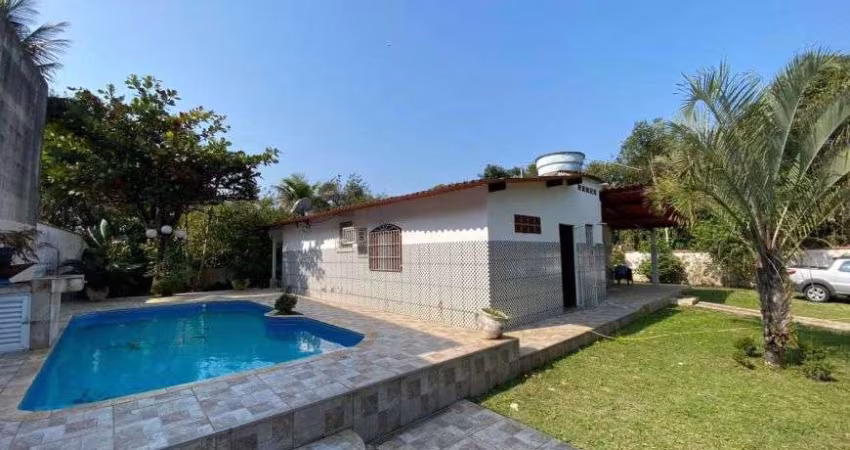Chácara com 3 quartos, piscina, churrasqueira e jardim em Itanhaém.