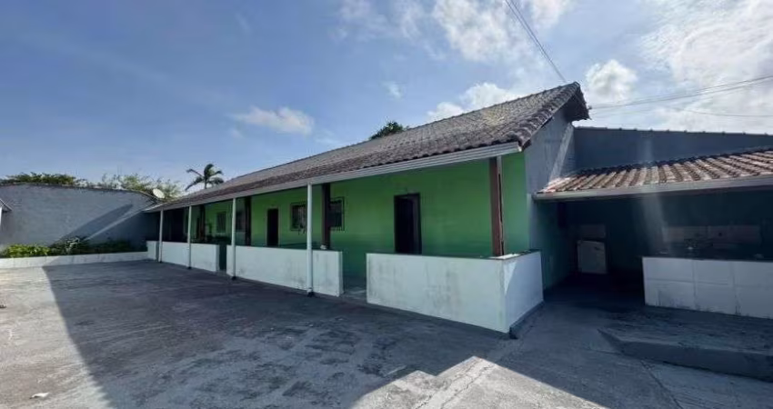 Casa lado praia com 8 quartos em Peruíbe.