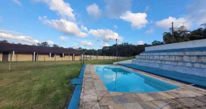 Chácara com 5 quartos, piscina, churrasqueira e jardim em Itanhaém.