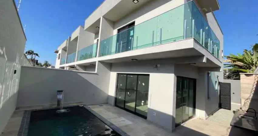 Casa com 2 quartos, piscina e área gourmet em Itanhaém.