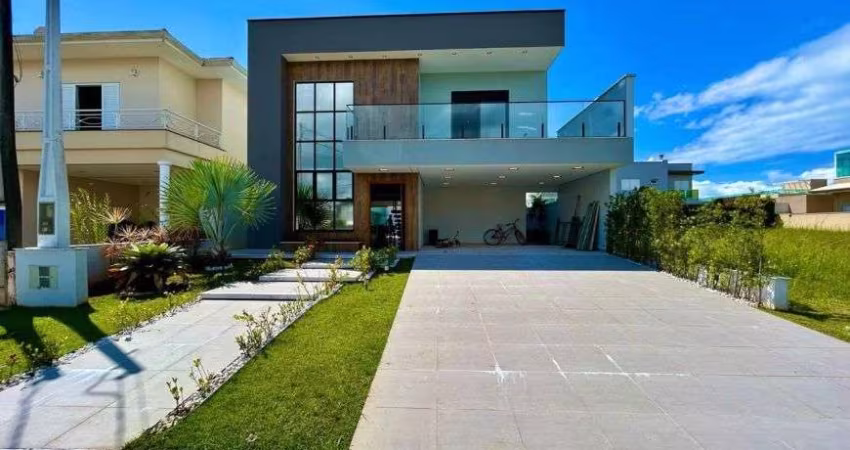 Casa em condomínio com piscina, 4 quartos e área gourmet em Peruíbe.
